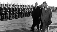 Bunderkanzler Adenauer und Ministerpräsident Bulganin beim Abschreiten der Ehrengarde nach der Ankunft Adenauers in Moskau am 08.09.1955