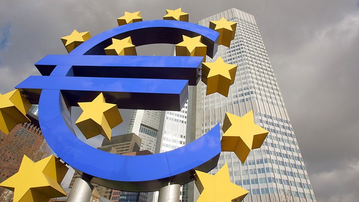 Euro-Skulptur vor der Europäischen Zentralbank (EZB) in Frankfurt am Main
