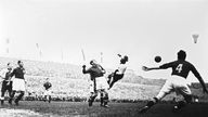 Die bundesdeutsche Fußballmannschaft bestreitet am 22.11.1950 das erste Länderspiel nach dem Zweiten Weltkrieg im Stuttgarter Neckarstadion