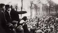 Karl Liebknecht spricht während des Spartakusaufstandes in der Berliner Siegesallee zu der Menge