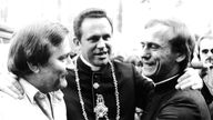 Jerzy Popieluszko (rechts) mit dem Gewerkschaftsführer Lech Walesa (links)1984 in Danzig
