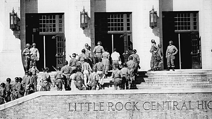 Bundestruppen eskortieren Ende September 1957 in Little Rock auf Anweisung von US-Präsident Dwight D. Eisenhower schwarze Schüler zur Schule
