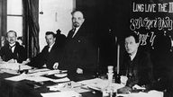Präsidium des Gründungskongresses der "Kommunistischen Internationale" 1919 (v.l. Gustav Klinger, Hugo Eberlein, W.I.Lenin, Fritz Platten)