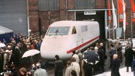 Triebwagen des Hochgeschwindigkeitszugs Intercity-Experimental (ICE) bei der Vorstellung am 19. März 1985 auf dem Gelände der Firma Krupp in Essen