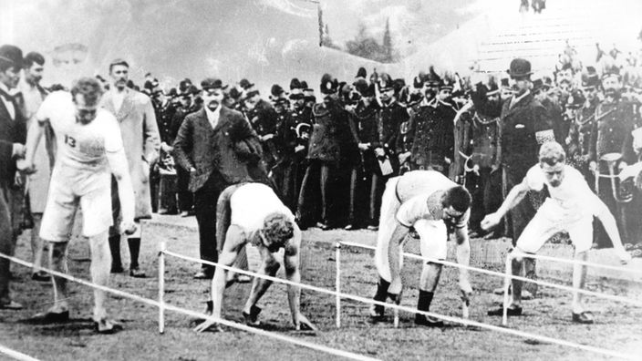 Start 100-m-Lauf 1896 in Athen (Thomas Burke 2. v.l., Fritz Hofmann 3. V.l.)