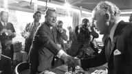 Der SPD-Vorsitzende Willy Brandt (l.) gibt dem FDP-Vorsitzenden Walter Scheel vor Beginn der Koalitionsgespräche in Bonn am 01.10.1969 zur Begrüßung die Hand