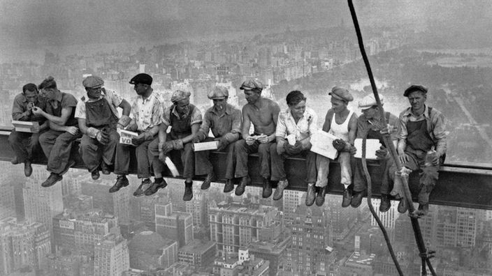 Elf Bauarbeiter sitzen am 20.09.1932 auf einem Stahlträger 250 Meter über New York und machen Mittagspause auf einem Wolkenkratzer
