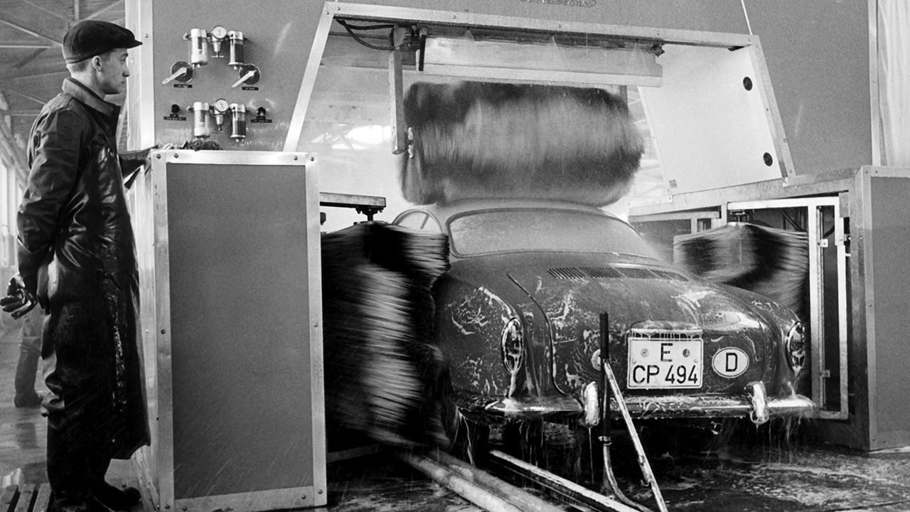 Karmann-Ghia 1963 in Esener Autowaschanlage (s/w)