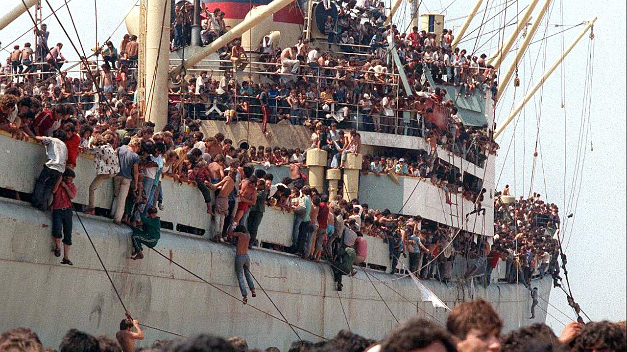 Frachter »Vlora« in Bari, Bild WDR