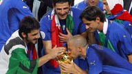 Alessandro del Piero (ITA) küsst den WM Pokal