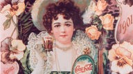 Frau trinkt Cola auf einem Werbeplakat