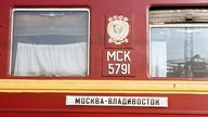 Außenansicht eines Waggons der Transsibirischen Eisenbahn