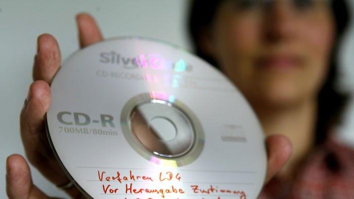 Hand hält eine Daten-CD
