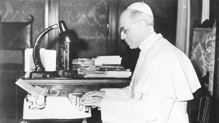 Papst Pius XII. schreibt auf Schreibmaschine