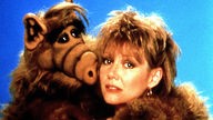 Alf umarmt Kate Tanner (Anne Schedeen) 