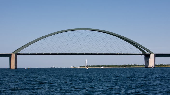 Bogen der Fehmarnsundbrücke vor blauem Himmel	