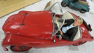 Die Museumsmitarbeiterin Simone Lingner sitzt in einem Kleinschnittger F125 in der Sonderausstellung  Vom Goggo zum Lifestyle-Mobil: die Rückkehr der Bonsai-Autos