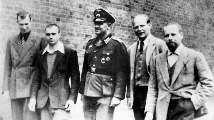 Dietrich Bonhoeffer (2.v.r.) mit italienischen Gefangenen und einem Oberfeldwebel im Wehrmachtsgefängnis Berlin-Tegel (Aufnahme von 1942)