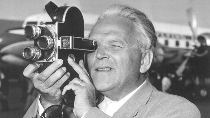 Regisseur Veit Harlan filmt 1954 auf dem Münchner Flughafen mit einer Schmalfilm-Kamera