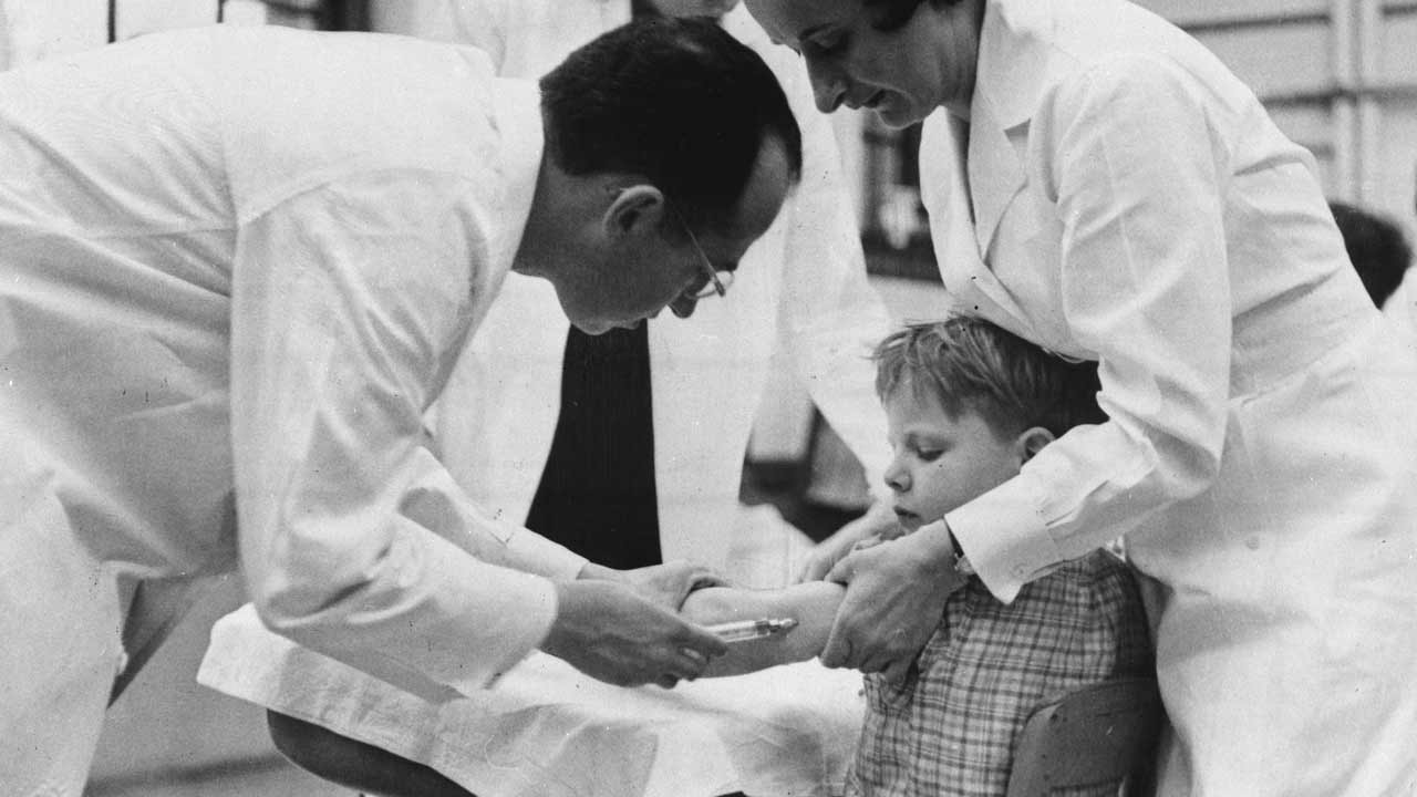 Dr. Salk injiziert einem Achtjaehrigen den Impfstoff gegen Kinderlähmung