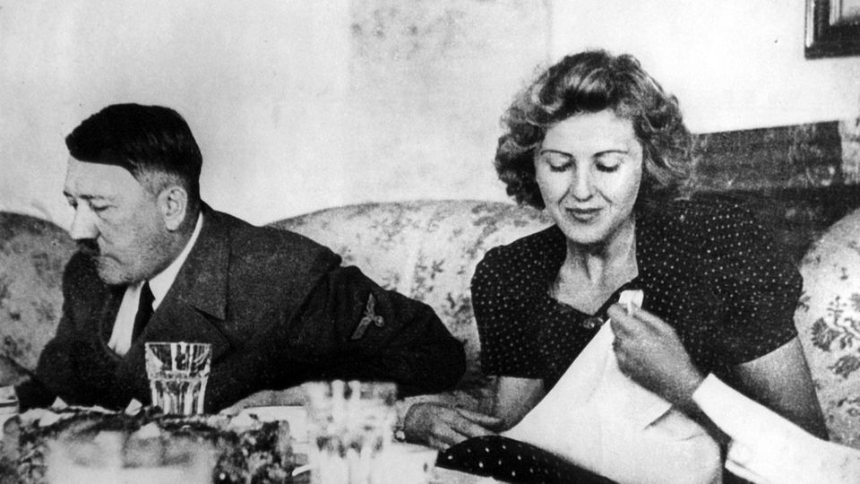 Adolf Hitler mit seiner Lebensgefährtin Eva Braun beim Essen (undatierte Aufnahme)