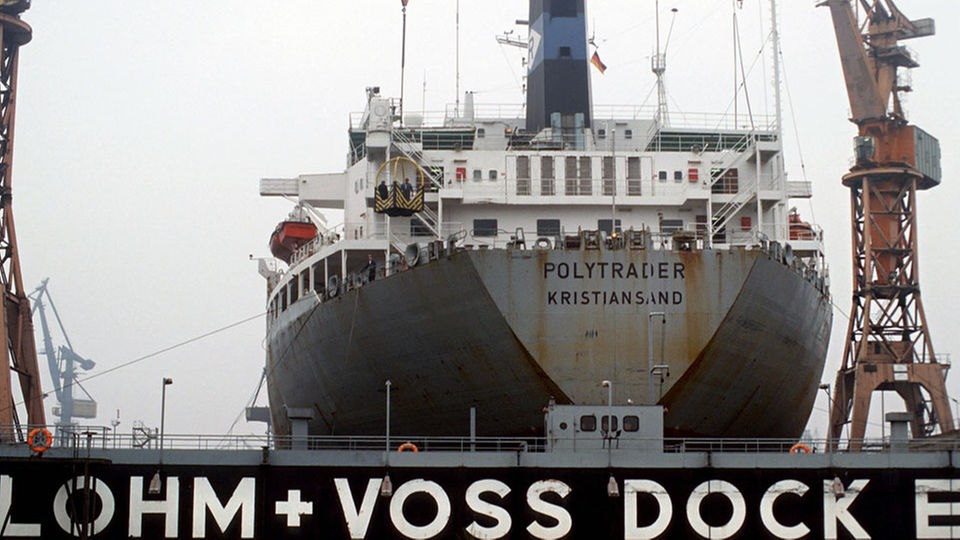 Frachter "Polytrader" in Dock 17 der Werft Blohm + Voss (Foto s/w)