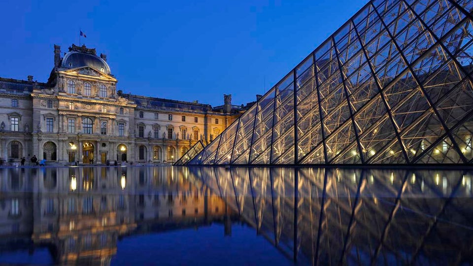 Palais du Louvre, Paris (Totale bei Abenddämmerung, vorn die Glaspyramide von I.M. Pei)
