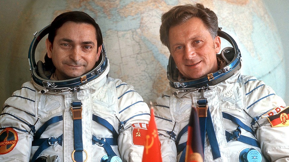 Die Kosmonauten Waleri Bykowski und NVA-Oberst Sigmund Jähn (rechts)