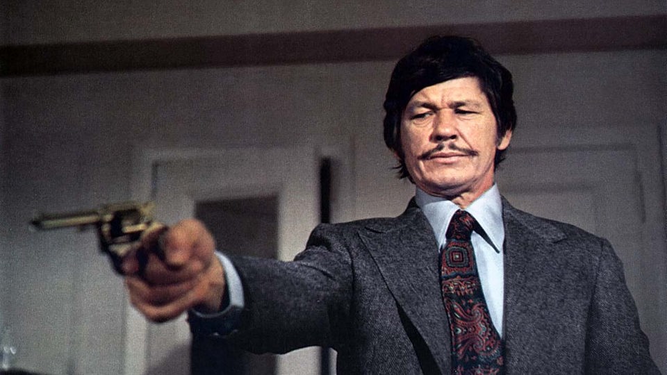 Charles Bronson in "Ein Mann sieht rot" mit Pistole in der Hand