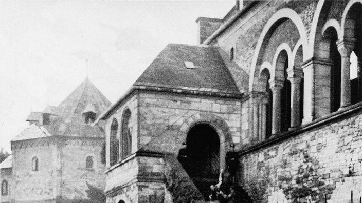 Hitler schreitet eine Ehrenkompagnie der Wehrmacht in Goslar 1934 ab