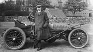 Charles Stewart Rolls mit seinem Automobil