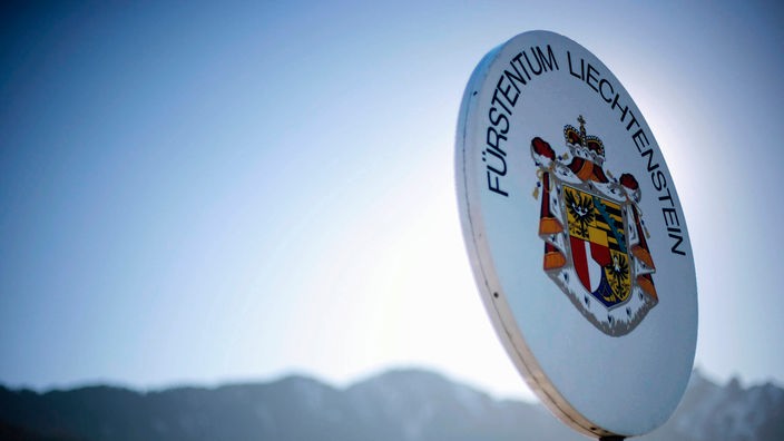 Montage: Hinweisschild an der Grenze des Fürstentums Liechtenstein