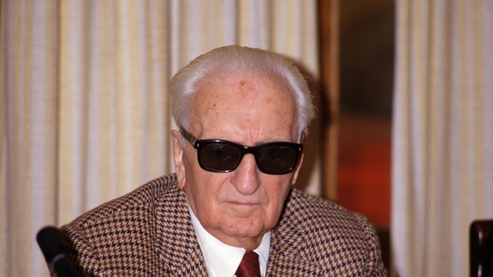 Enzo Ferrari mit Sonnebrille bei Pressekonferenz