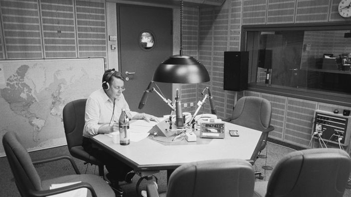 Moderator Lothar Dombrowski im "Mittagsmagazin"-Studio am 28.07.1986
