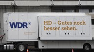 Ein Übertragunswagen des WDR mit der Aufschrift "HD - Gutes noch besser sehen." (Aufnahme von 2012)
