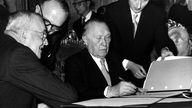 Bundeskanzler Konrad Adenauer (CDU) unterschreibt 1954 die Pariser Verträge