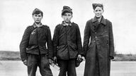 Drei deutsche Flakhelfer nach ihrer Gefangennahme durch die US-Armee in Gießen am 29.03.1945