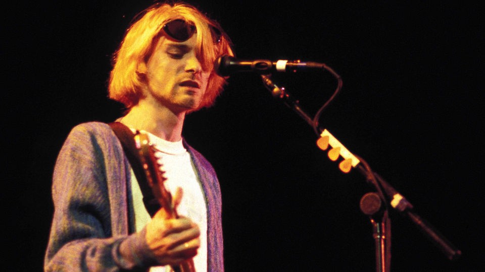 Kurt Cobain mit Gitarre am Mikro bei Live-Konzert