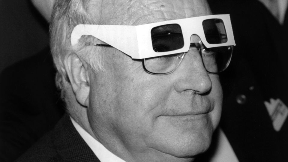 CDU-Chef Helmut Kohl mit aufgesetzter 3D-Brille (s/w-Foto 1982)