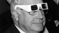 Bundeskanzler Helmut Kohl, ausgestattet mit einer 3-D-Brille, informierte sich bei seinem Erˆffnungsrundgang auf der CEBIT-Messe in Hannover am 24.03.1993 bei einer dreidimensionalen Bildprojektion 