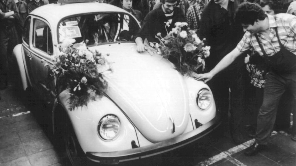 Arbeiter im Emder VW-Werk verabschieden den letzten blumengeschmückten Käfer