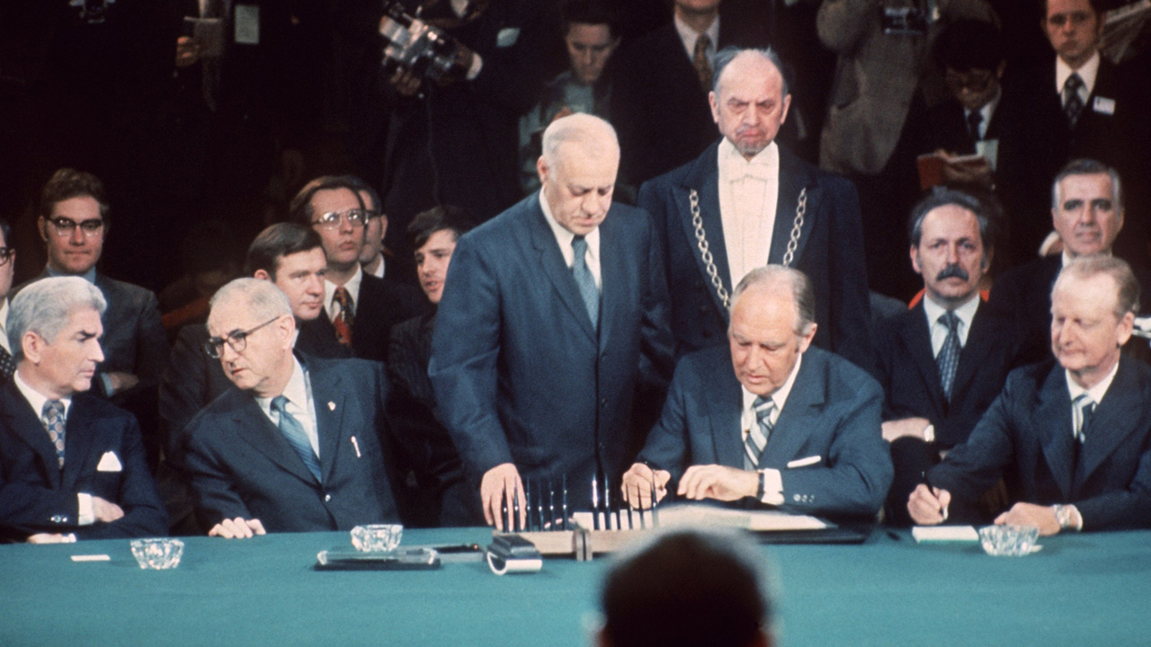 US-Außenminister William P. Rogers (M.) unterzeichnet am 27.01.1973 in Paris das Waffenstillstandsabkommen zwischen den USA und Nordvietnam