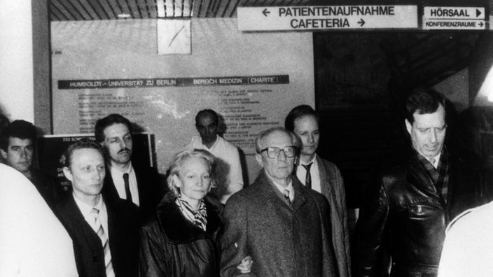 Erich Honecker und Frau Margot bei der Festnahme vor der Berliner Charité