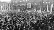 Rund 70.000 Heimatvertriebene protestieren am 5. August 1950 vor dem Stuttgarter Neuen Schloss gegen die Abkommen von Jalta und Potsdam wie auch gegen die Anerkennung der Oder-Neisse-Linie durch die DDR