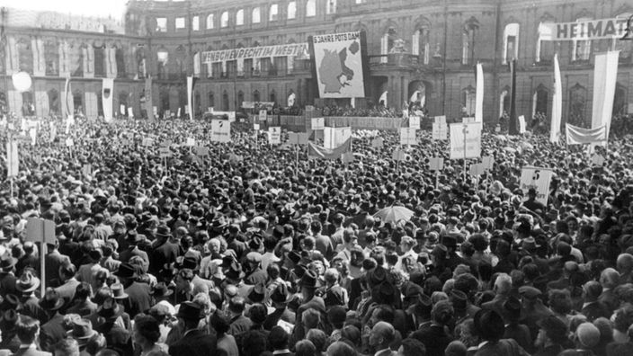 Rund 70.000 Heimatvertriebene protestieren am 5. August 1950 vor dem Stuttgarter Neuen Schloss gegen die Abkommen von Jalta und Potsdam wie auch gegen die Anerkennung der Oder-Neisse-Linie durch die DDR
