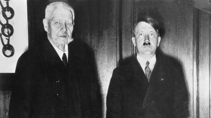 Generalfeldmarschall und Reichspräsident Paul von Hindenburg (l.) und Adolf Hitler nach dessen Ernennung zum Reichskanzler am 30.01.1933
