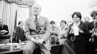 G.F. auf Schreibtisch sitzend bei Pressegespräch im Weißen Haus (30.09.1976)