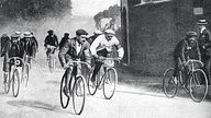 Maurice Garin (Mitte im weißen Trikot), Sieger der Tour 1903, mit Rivalen bei 1. Etappe