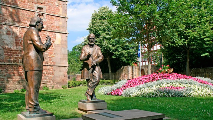 Statuen von Konrad Zuse und Konrad Duden, an Stiftsruine in Bad Hersfeld