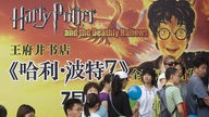 Fans in China vor Harry Potter-Kino-Poster